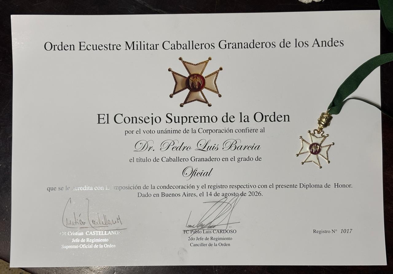 El certificado y la medalla otorgados a Pedro Luis Barcia por la Orden Ecuestre Militar Caballeros Granaderos de Los Andes