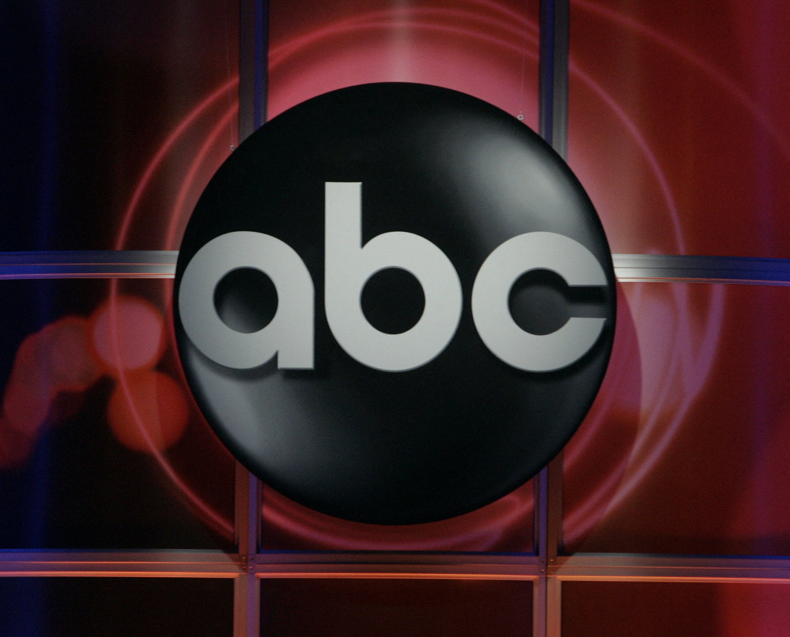 ABC sostuvo que la orden de la FCC rompió el protocolo habitual al exigir solicitudes anticipadas de licencias con un plazo de 30 días (REUTERS/Fred Prouser (UNITED STATES)/File Photo)
