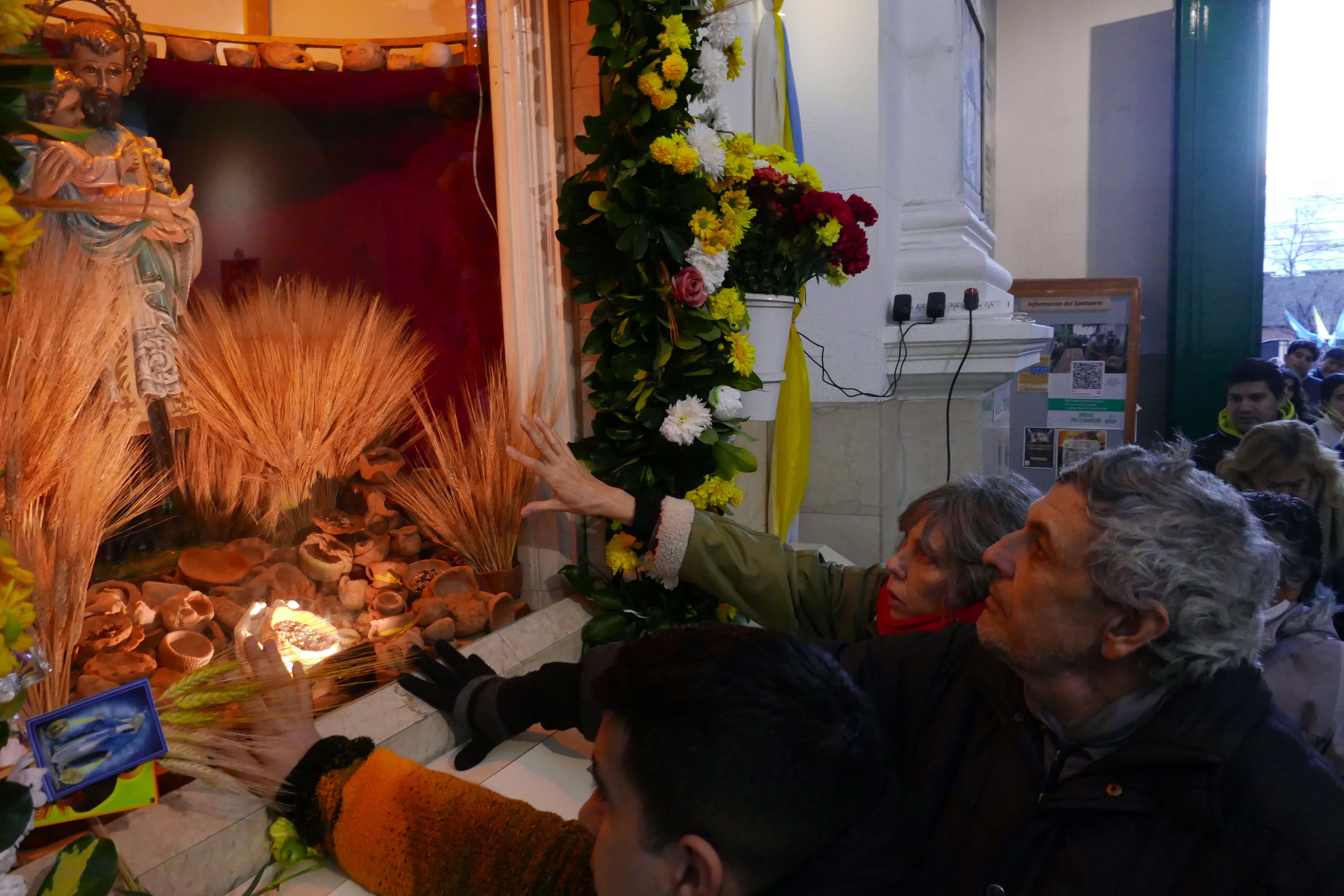 Fieles agradecen a San Cayetano, en la iglesia del barrio Liniers, en Buenos Aires, el 7 de agosto.
