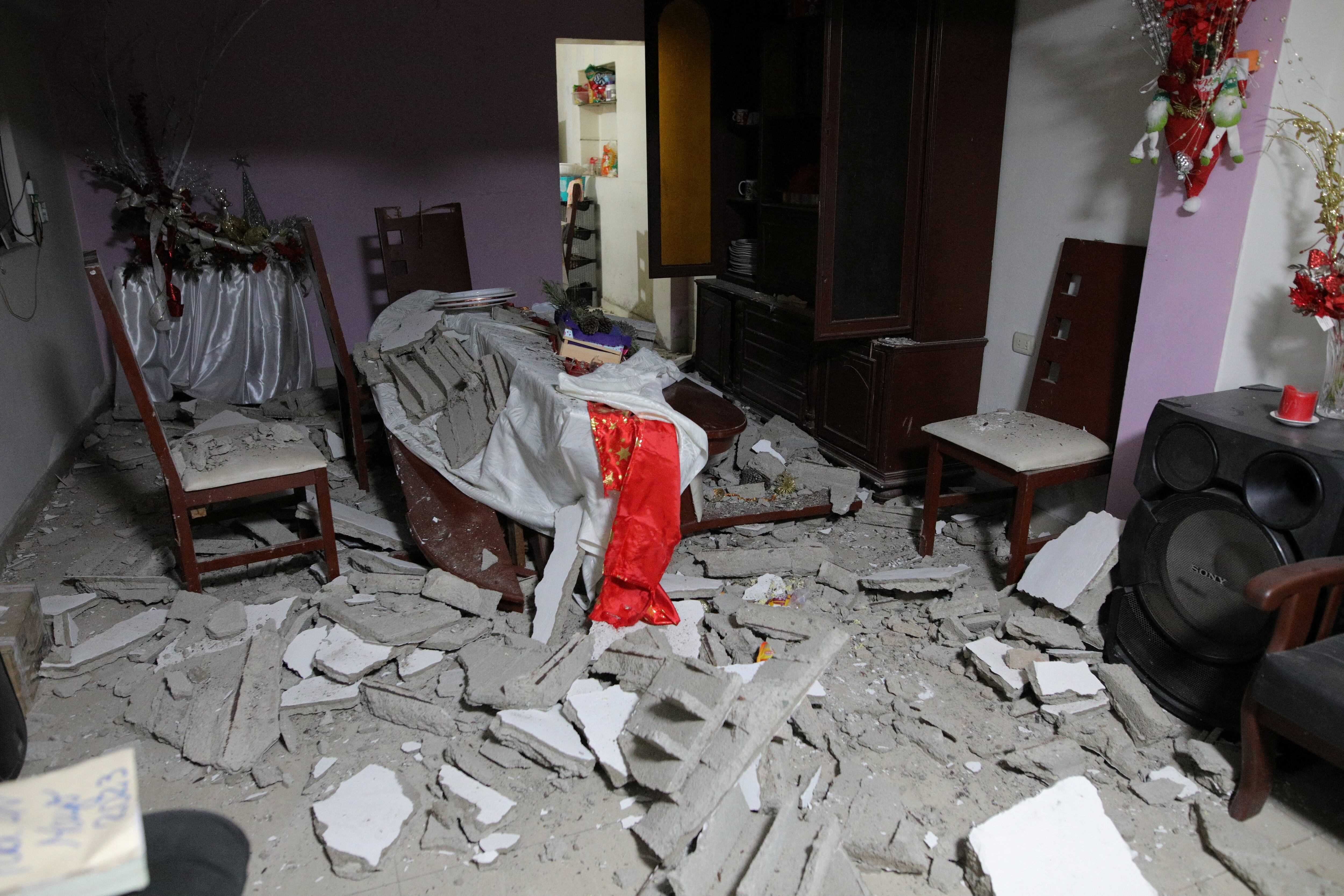 Hay escombros en el comedor de una casa dañada tras un terremoto en Chimbote, Perú, el 28 de diciembre de 2025. REUTERS/Miguel Gutiérrez