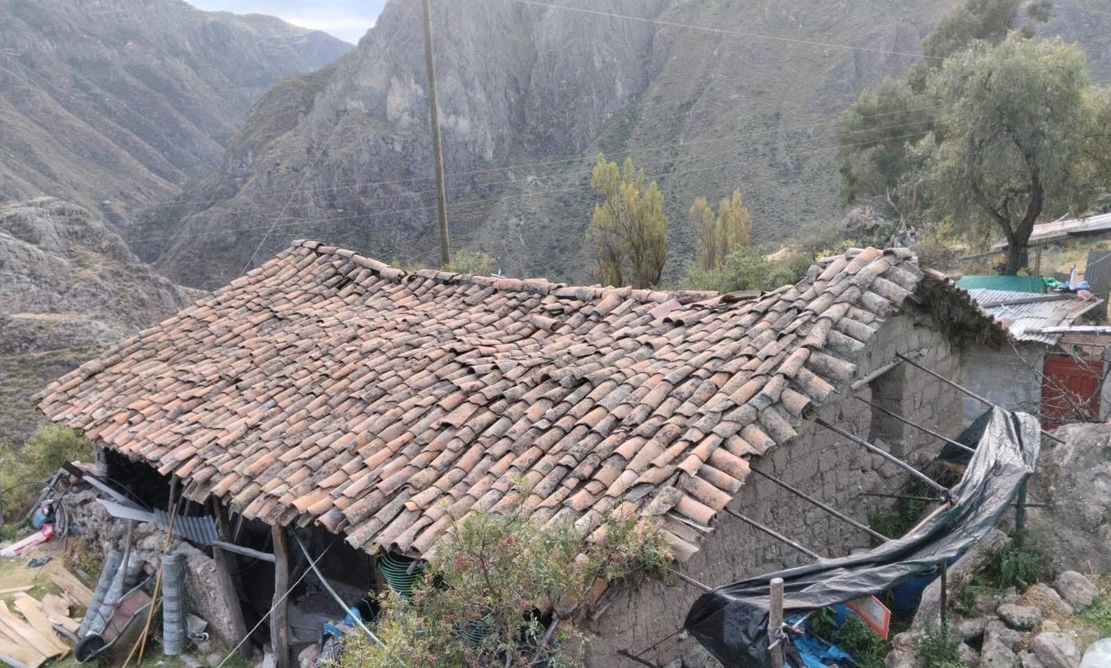 Una casa con el tejado hundido y paredes agrietadas, ubicada en la localidad de Pullo, Ayacucho, presenta los daños provocados por el reciente terremoto de magnitud 7.2.