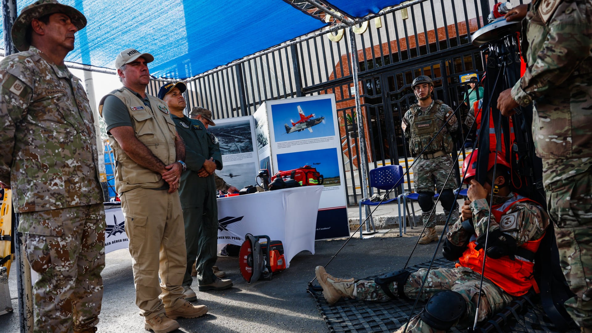 El ministro de Defensa, Rafael Belaunde Llosa, junto a autoridades y personal de emergencia, observa un ejercicio de rescate durante el Simulacro Nacional Multipeligro en Piura, Perú, para evaluar la respuesta ante lluvias e inundaciones. (Ministerio de Defensa)