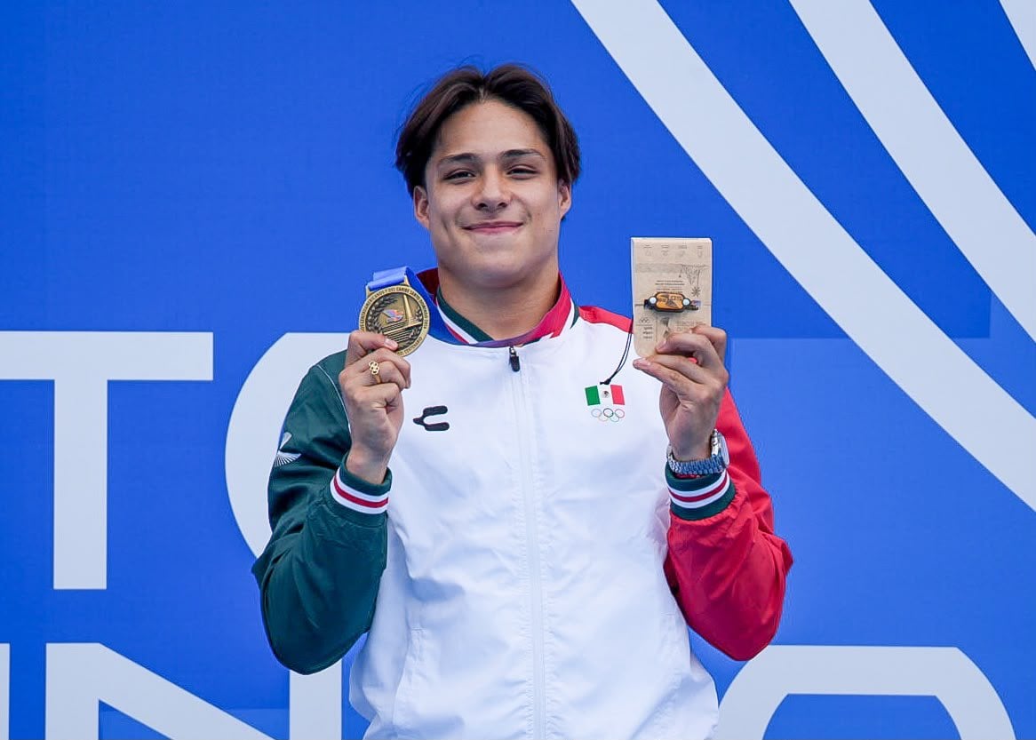 Osmar Olvera muestra su medalla y un pin conmemorativo de los Juegos Centroamericanos y del Caribe Santo Domingo 2026. (X / Rommel Pacheco)