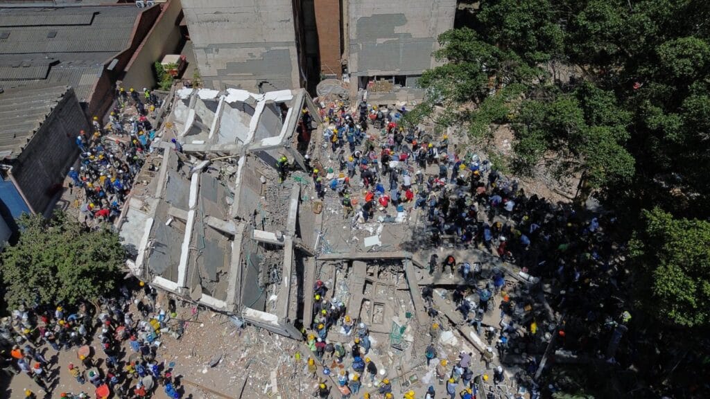 Cientos de ciudadanos y equipo de rescate colaboran en la búsqueda de sobrevivientes, en Cali, Colombia, el 11 de agosto.