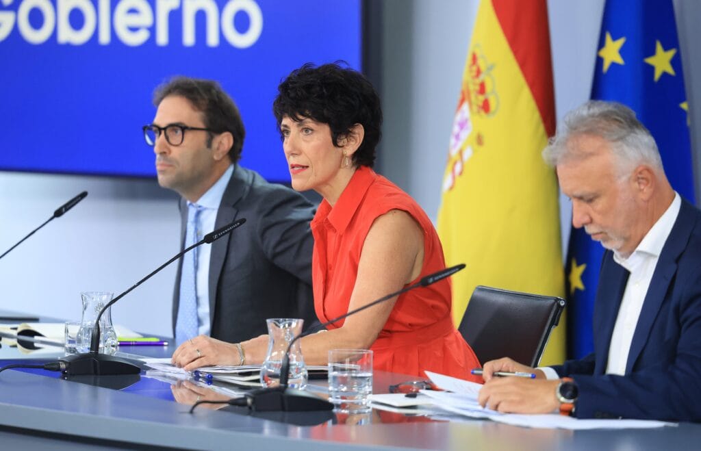 Última hora de la entrada de inmigrantes a Ceuta, en directo | El Gobierno anuncia un plan de choque por valor de 309 millones en ayudas para Ceuta