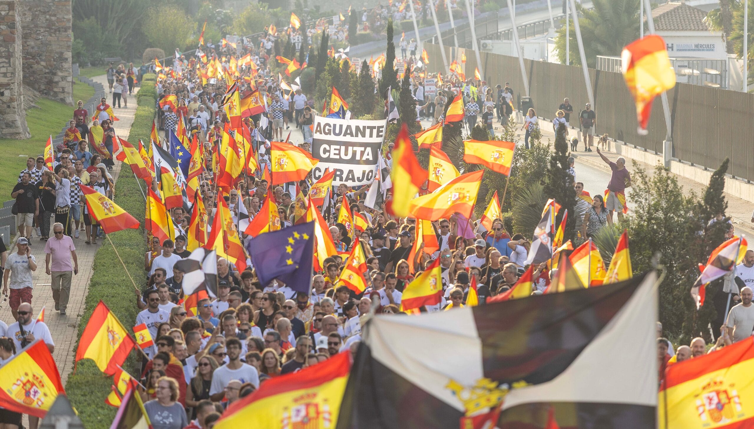 Miles de personas se manifiestan este miércoles en Ceuta con banderas de España y pancartas.