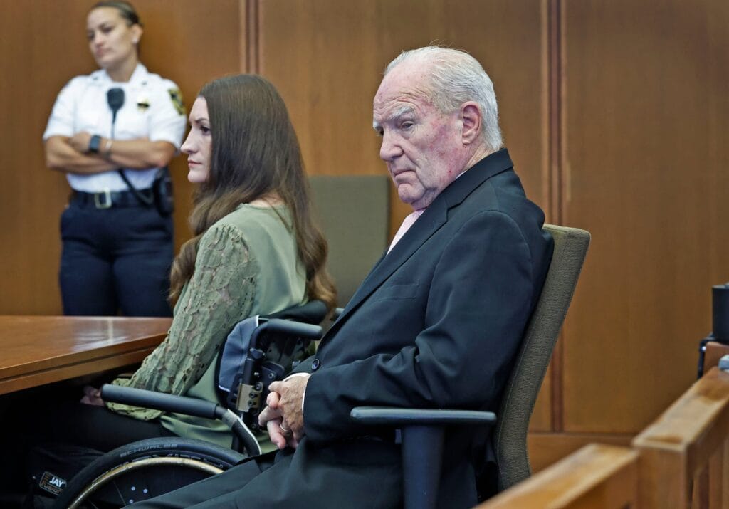 El juez amenaza con declarar nulo el juicio a Lindsay Clancy por matar a sus tres hijos por el bloqueo del jurado