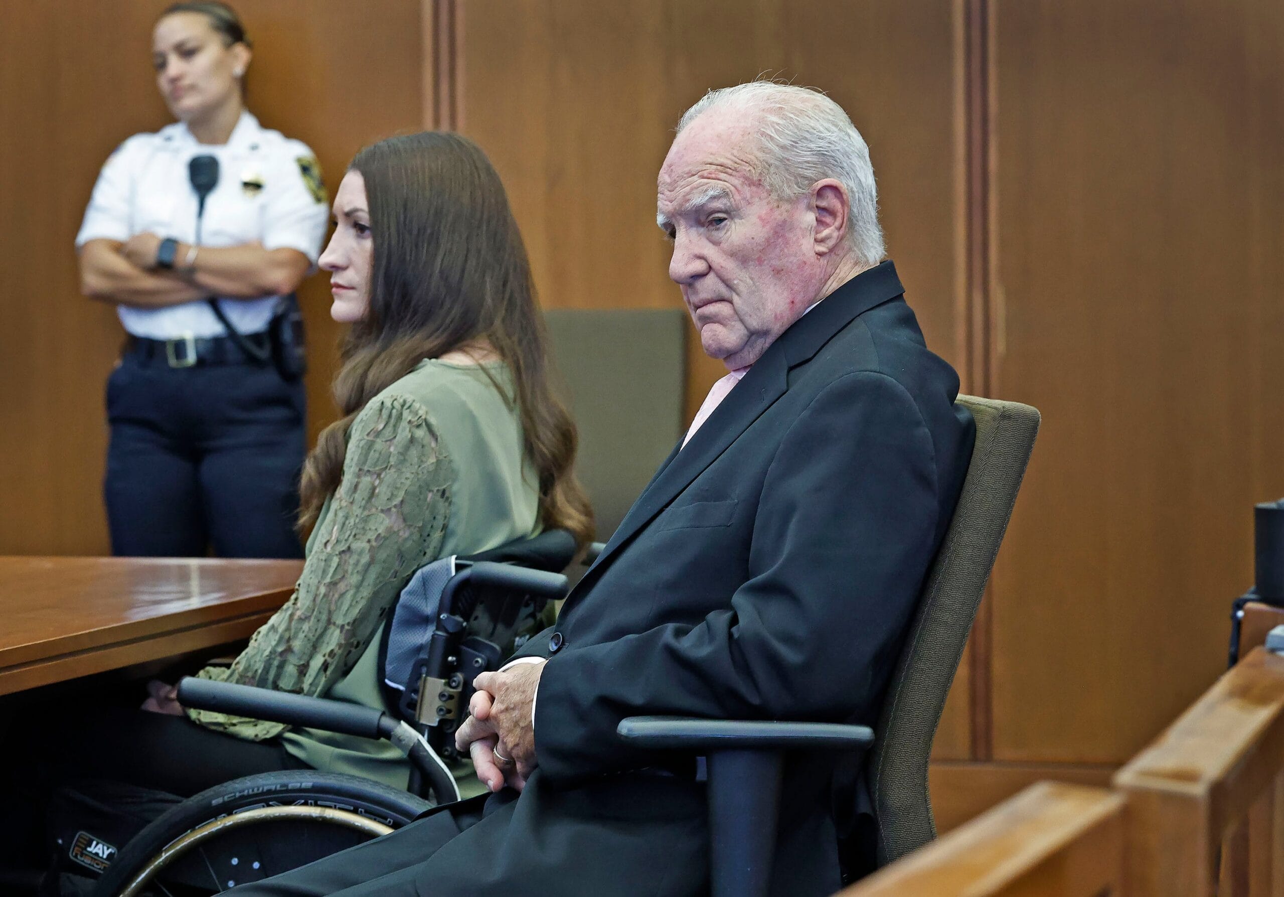 El juez amenaza con declarar nulo el juicio a Lindsay Clancy por matar a sus tres hijos por el bloqueo del jurado