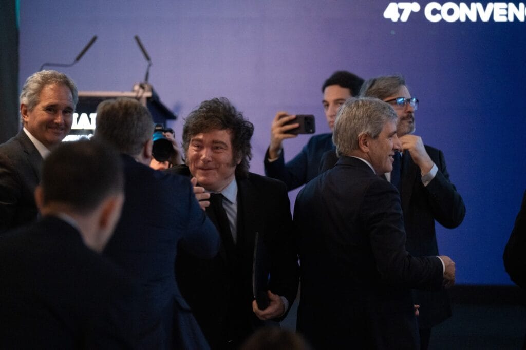 Javier Milei, rodeado de funcionarios, en el encuentro de ejecutivos de finanzas