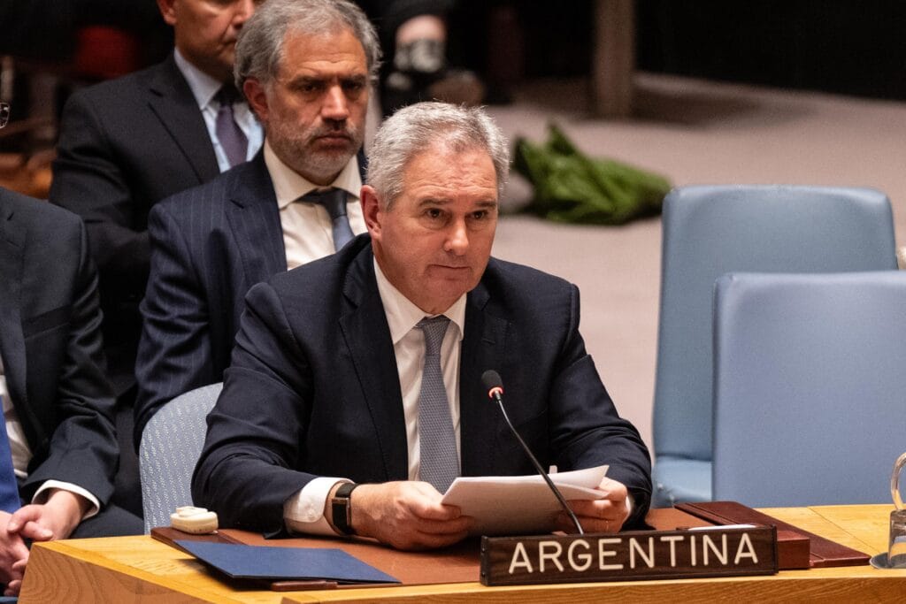 El canciller argentino afirma que su país es “bioceánico” y reactiva la tensión con Chile por el Estrecho de Magallanes