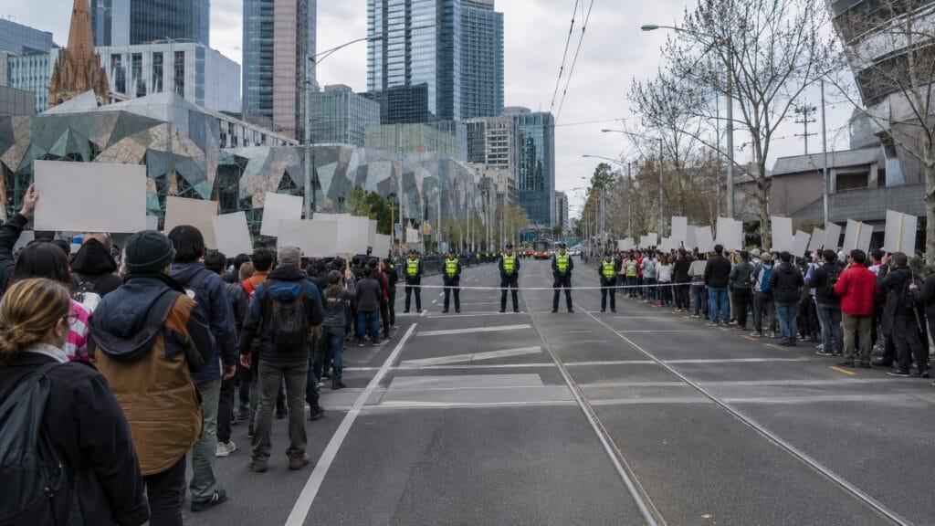 Marchas antiinmigración y contraprotestas recorren ya las ciudades australianas