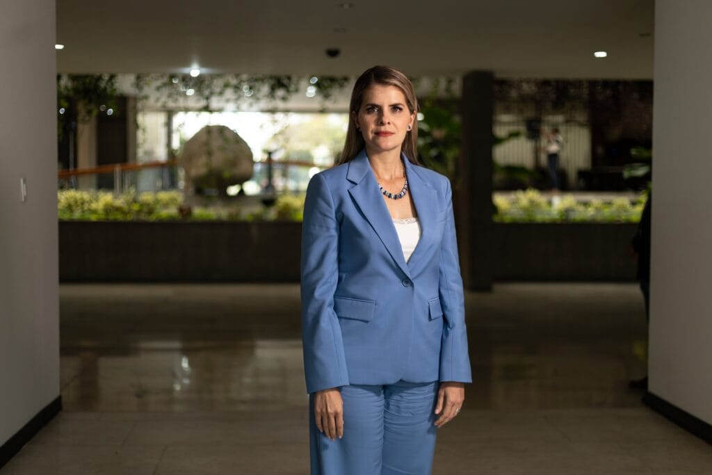 Laura Fernández en su despacho en Costa Rica, el 25 de agosto.