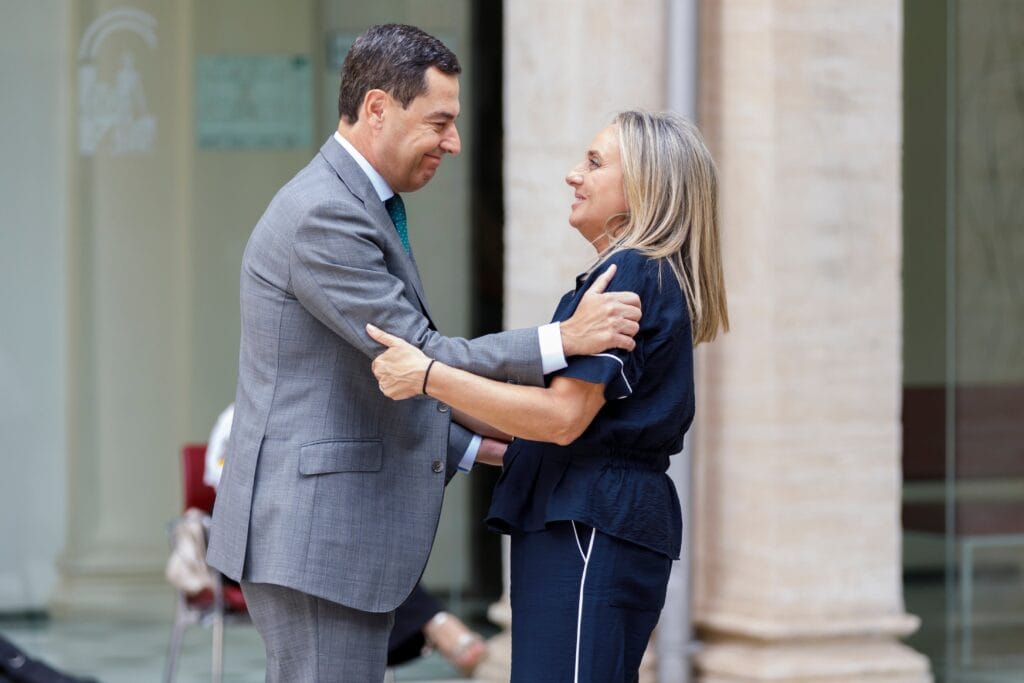 Moreno anuncia un nuevo paquete de ayudas de 46 millones de euros por los terremotos de Granada para acallar las críticas por la falta de respuesta de la Junta