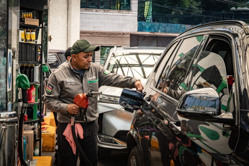 Trabajadores en una gasolinera de PEMEX, en la colonia El Centinela, en Ciudad de México, el 19 de marzo.