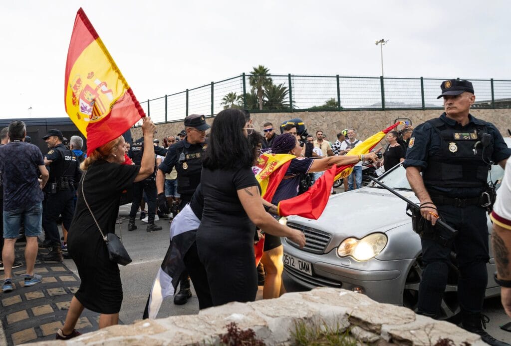 Manifestantes atacan este domigno el coche de la diputada de la Asamblea de la Ciudad Autónoma de Ceuta Julia Ferreras en el que también viajaba el abogado y activista Rafa Borrego.