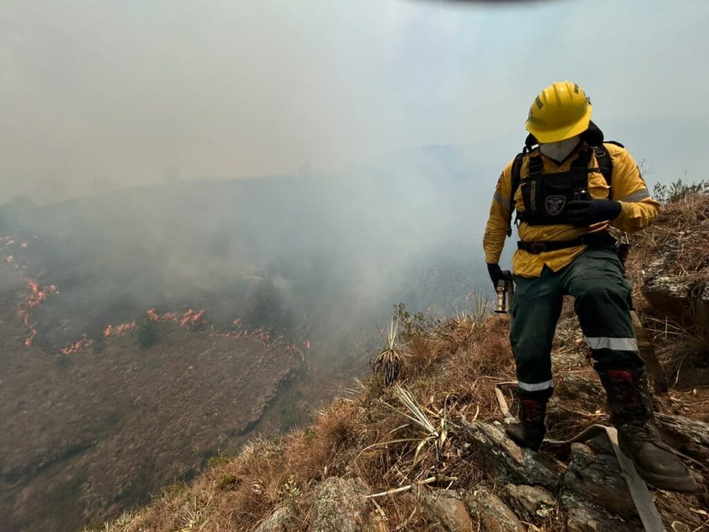 El incendio en Villa de Leyva no da tregua: el gobernador de Boyacá pide más apoyo al Gobierno Nacional