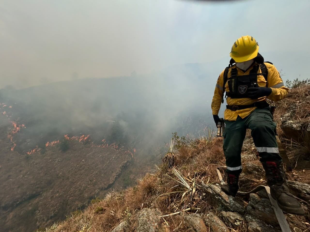 El incendio en Villa de Leyva no da tregua: el gobernador de Boyacá pide más apoyo al Gobierno Nacional