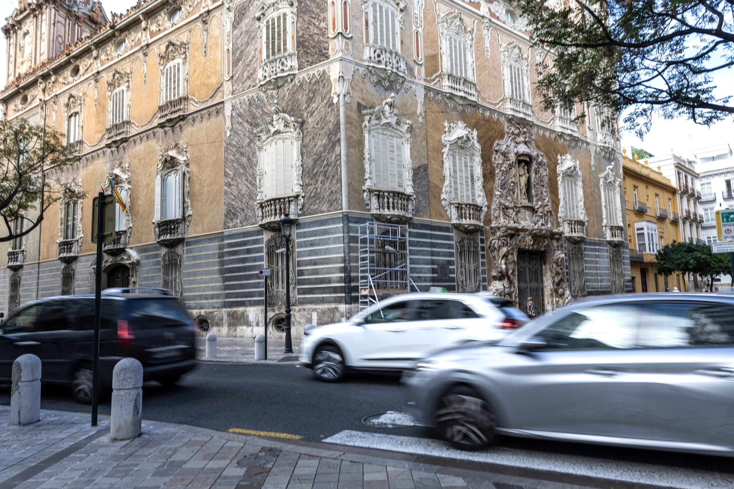 Tráfico de vehículos por la calle Marqués de Dos Aguas de Valencia.