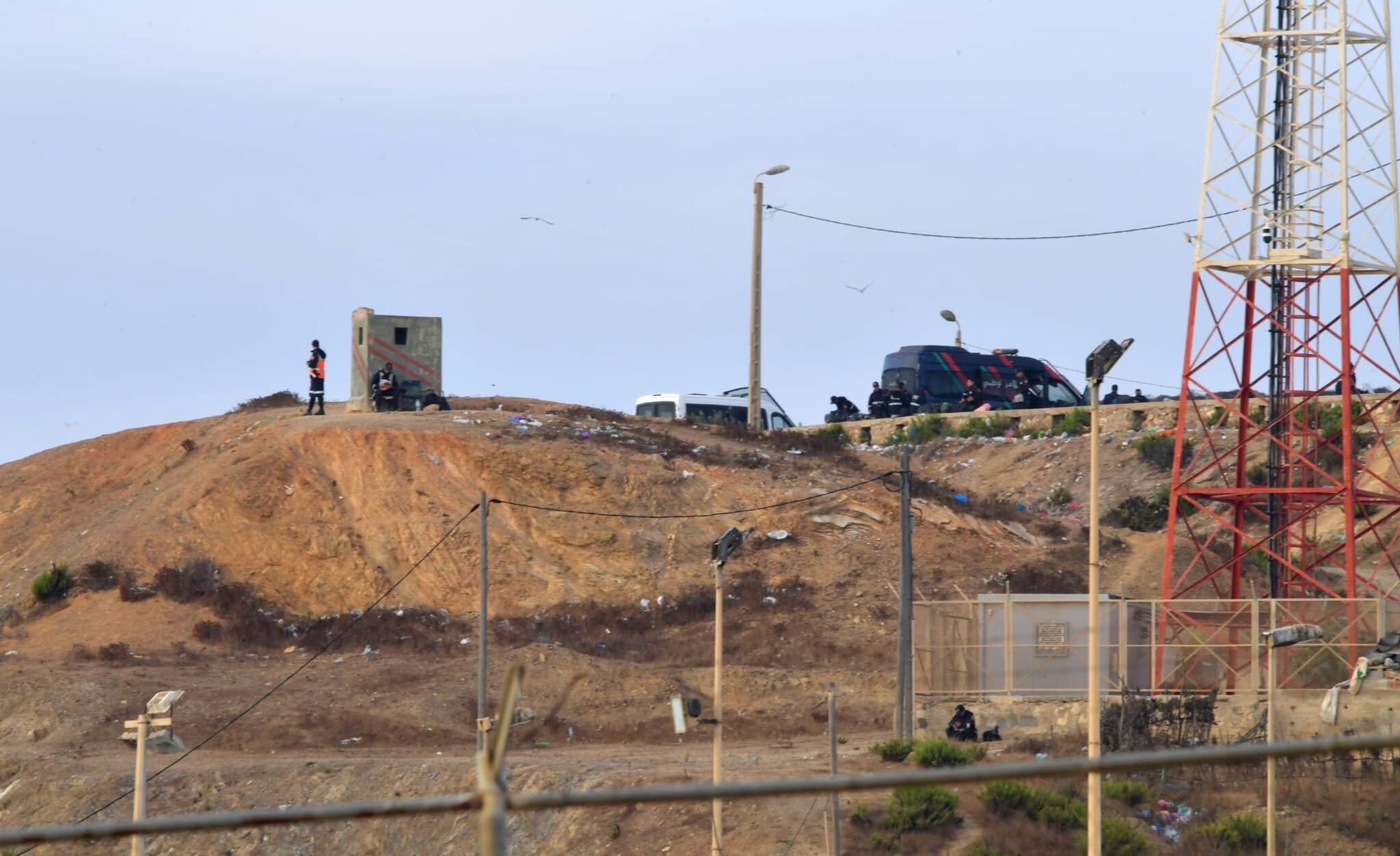 Agentes de policía en los montes cercanos a la frontera de El Tarajal, en Ceuta, este miércoles.