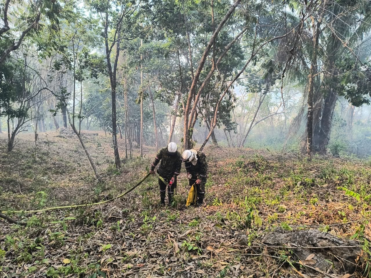 Una leve lluvia volvió a caer este miércoles sobre la zona afectada por el incendio forestal en Villa de Leyva, mientras continúan las labores para controlar los puntos de calor y evitar la reactivación de las llamas - crédito Ungrd