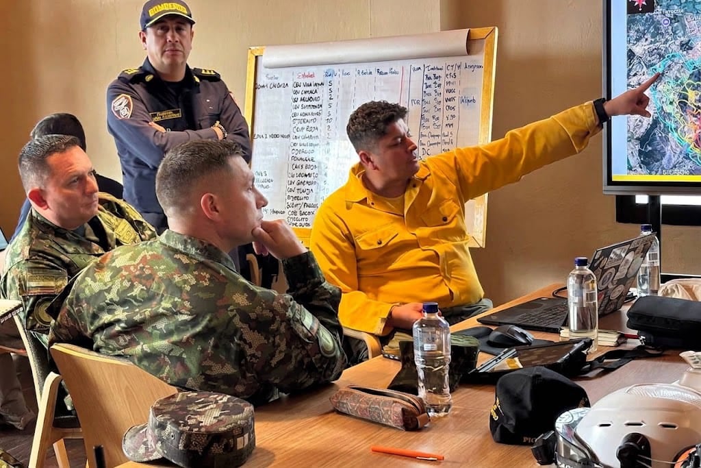 Soldados del Ejército Nacional continúan con la labor de apagar las llamas en el departamento de Boyacá - crédito Ejército
