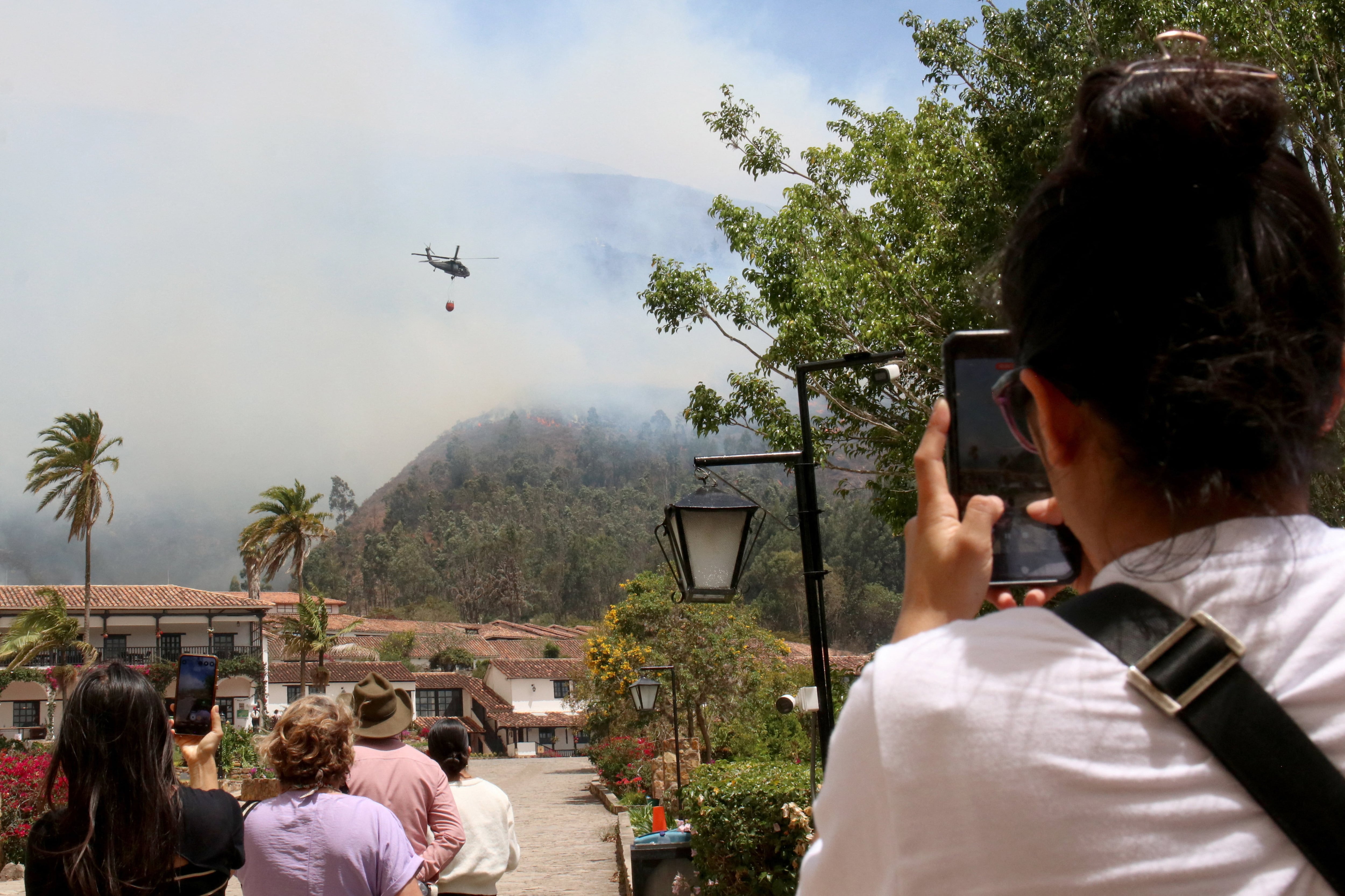 Personas evacuadas durante la emergencia de las llamas en Boyacá - crédito Sebastian Arguello/ REUTERS