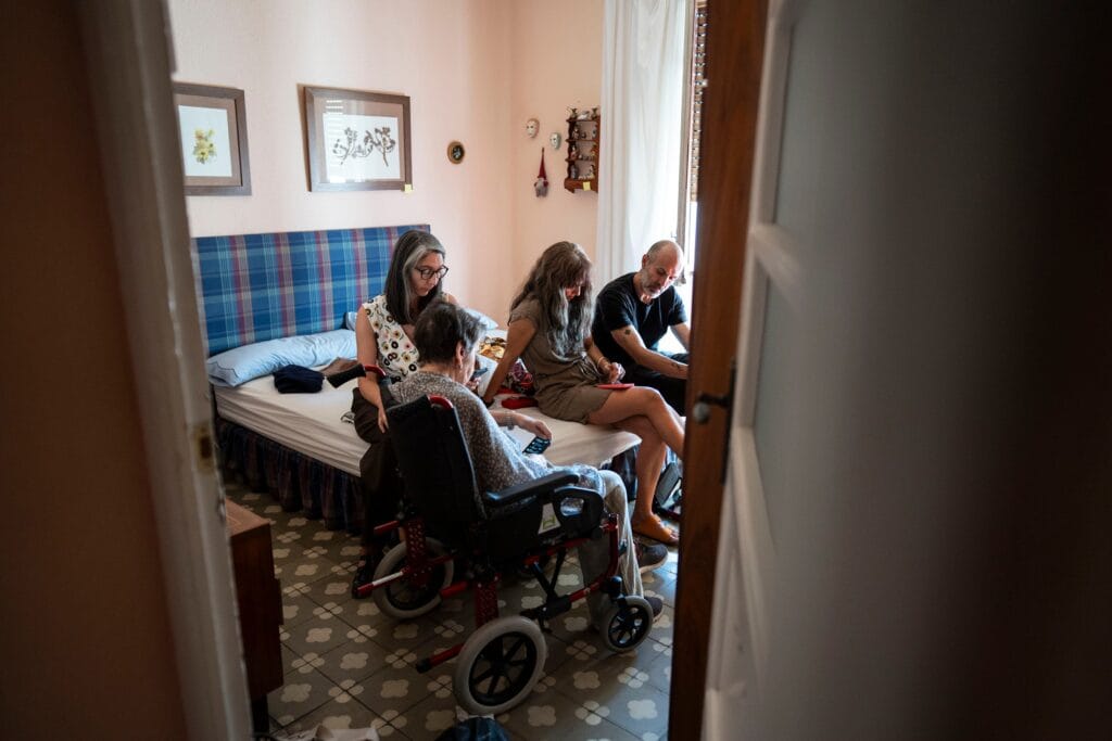 Maricarmen con sus familiares en la habitación de su casa de Retiro antes del desahucio.