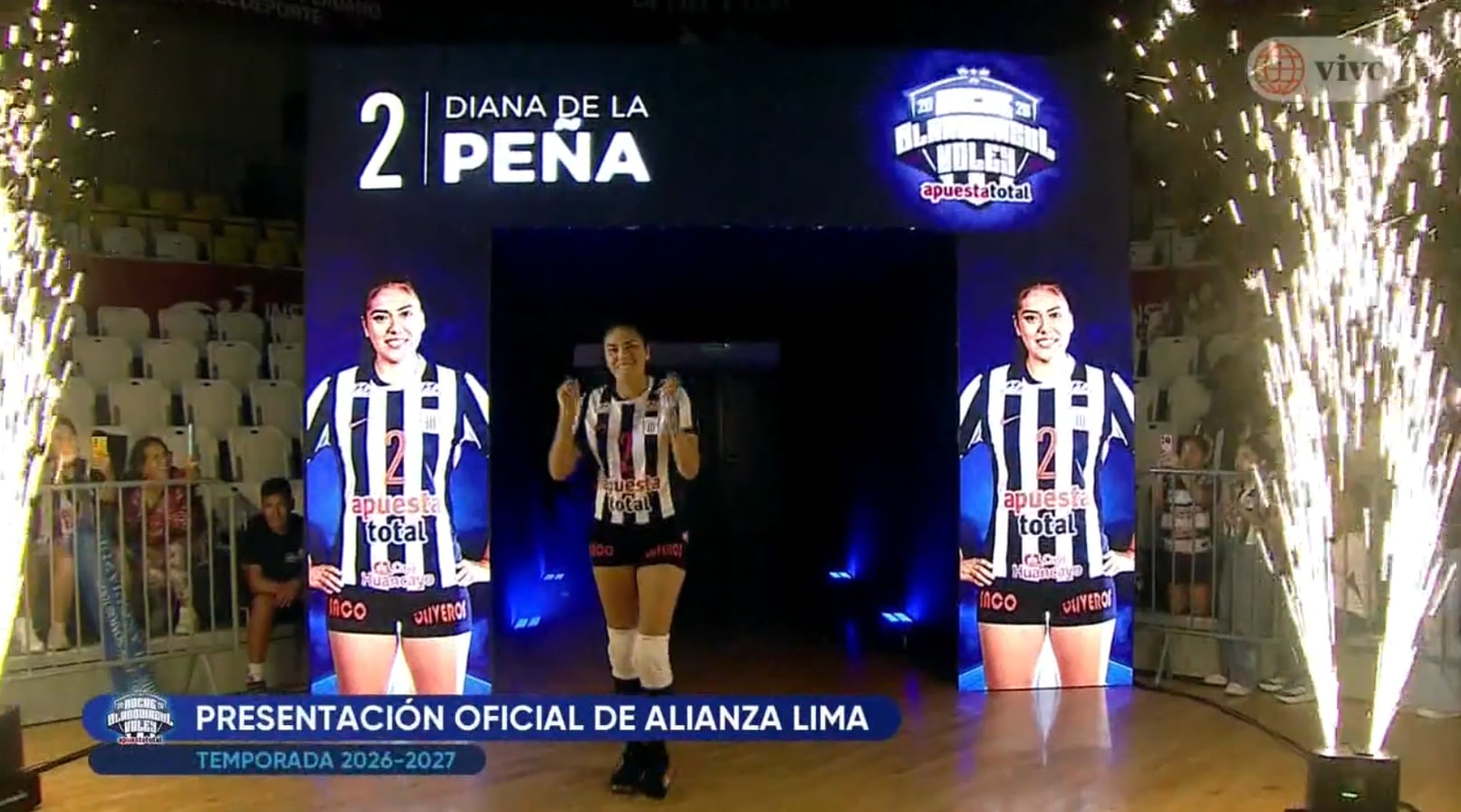 Diana de la Peña ingresa a la cancha durante la presentación del equipo de vóley de Alianza Lima para la temporada 2026-2027. (América TV)