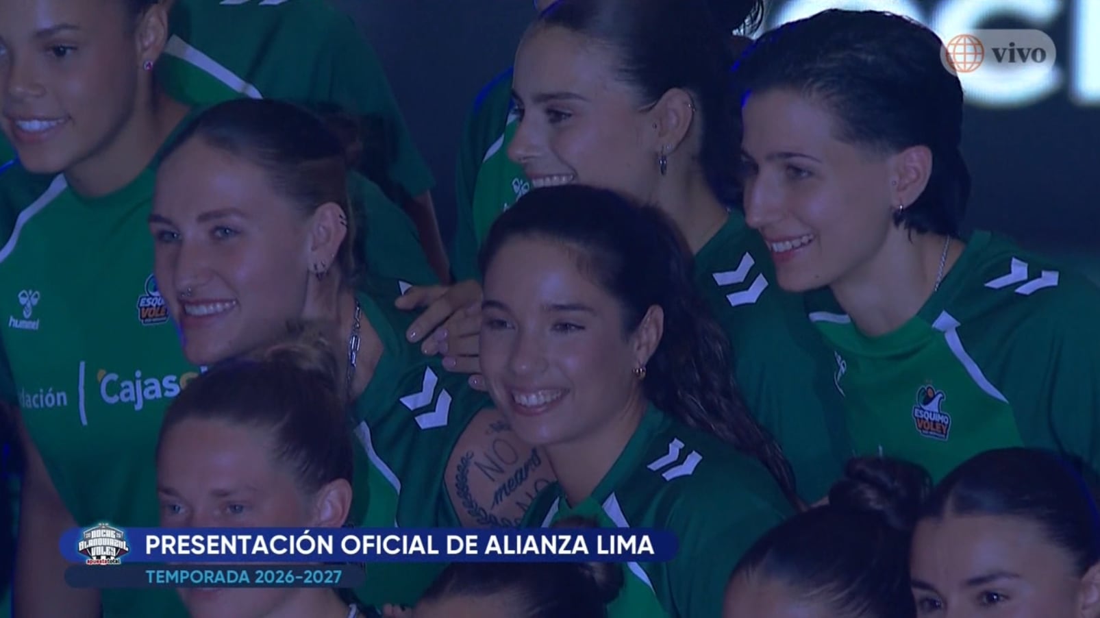 Las jugadoras del club español CAV Esquimo se presentan en el Polideportivo Lucha Fuentes durante la Noche Blanquiazul 2026. (América TV)