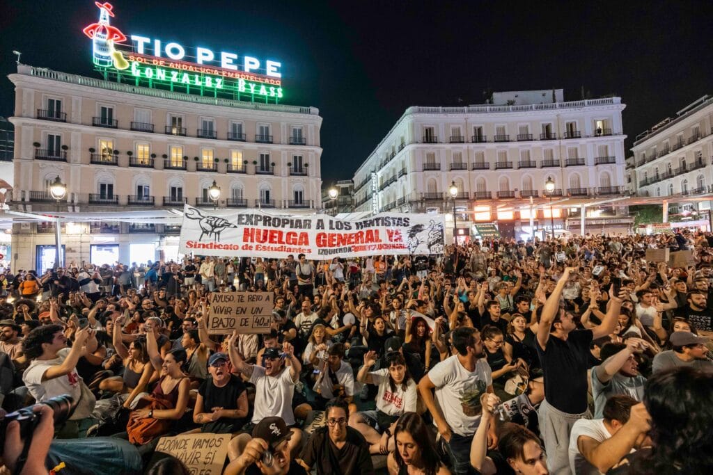Cientos de personas acampan en Sol tras la manifestación por la crisis de la vivienda en Madrid este sábado.
