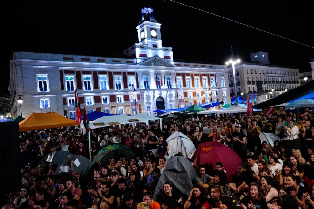 Acampada en Sol por la vivienda, en directo | Amanece en el campamento tras la segunda noche de protesta