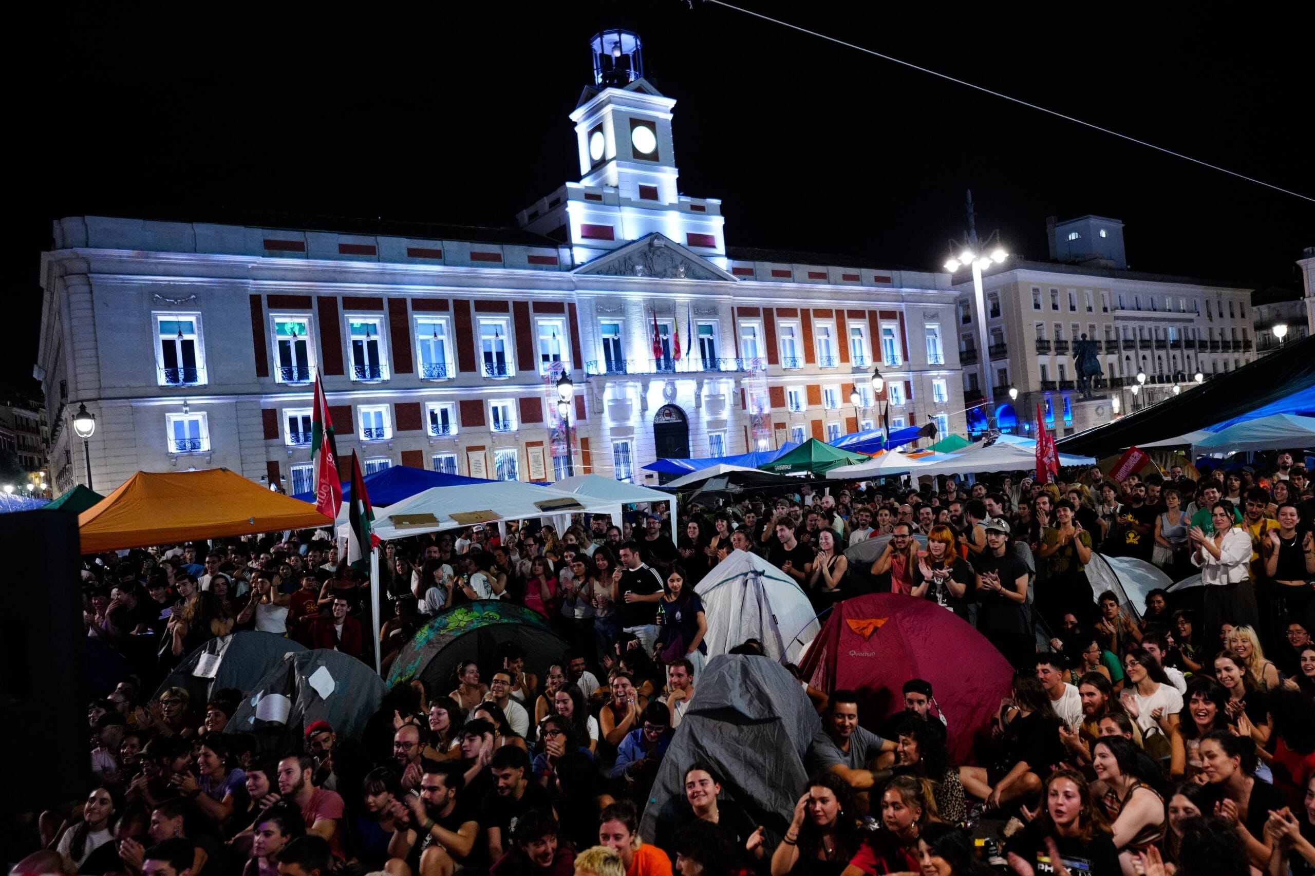Acampada en Sol por la vivienda, en directo | Amanece en el campamento tras la segunda noche de protesta