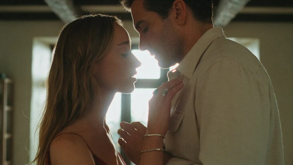Phoebe Dynevor y Jake Gyllenhaal en 'Nunca olvides que te quiero', de M. Night Shyamalan