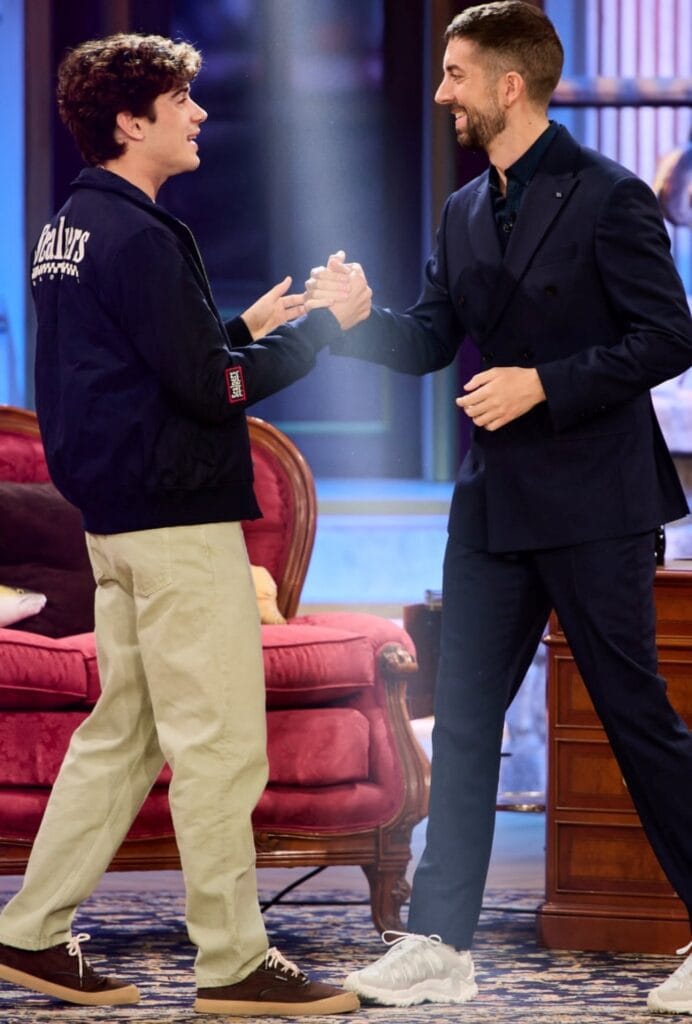 Franco se saluda con David Broncano (@LaRevuelta_TVE)