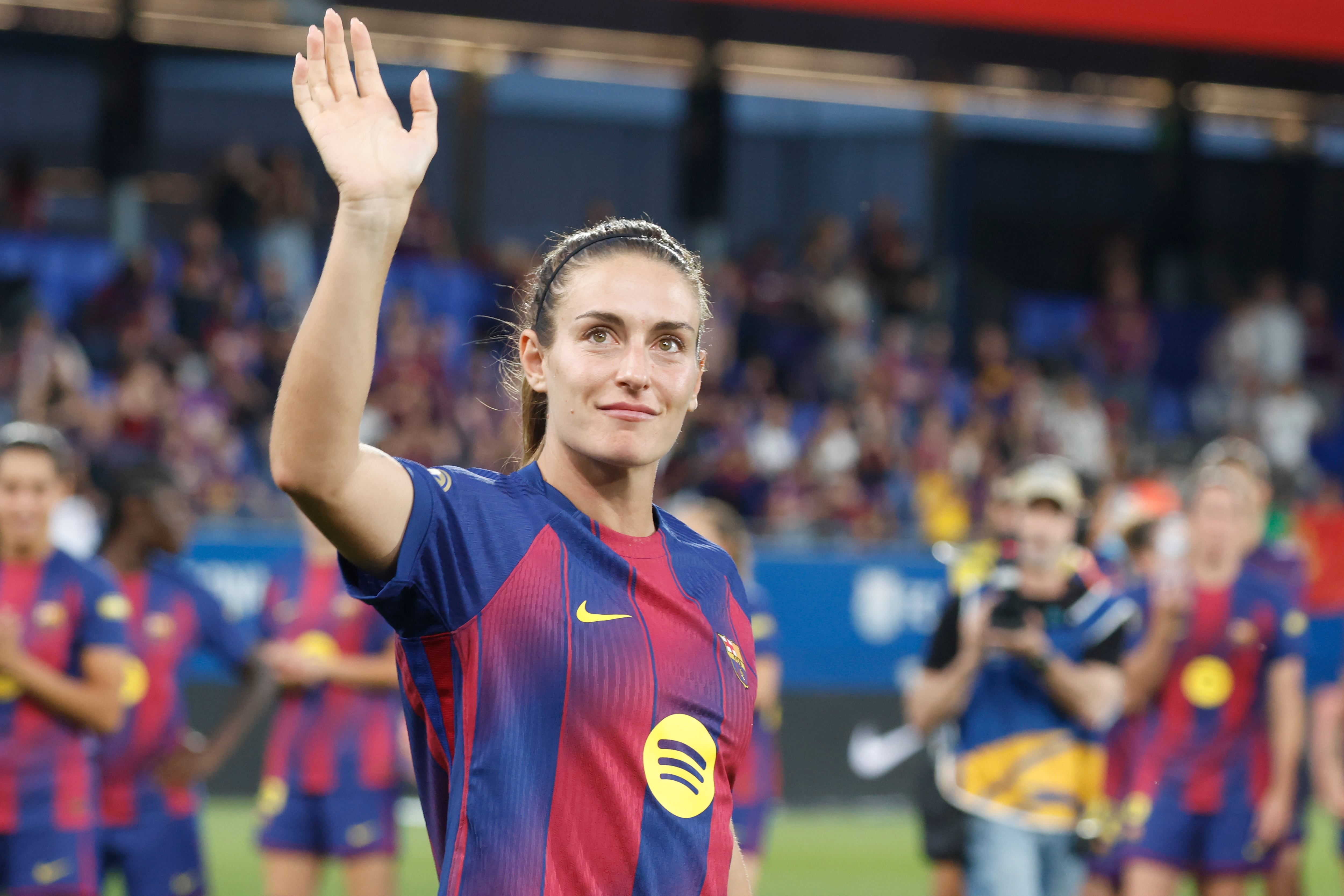 La centrocampista y capitana del FC Barcelona Alexia Putellas, que abandona el FC Barcelona, se despide de la afición durante el Barcelona-Real Sociedad del pasado miércoles 27. EFE/ Marta Pérez
