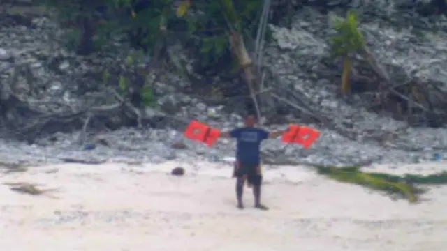 Un SOS con ramas permite rescatar a tres turistas en una remota playa de Oregón