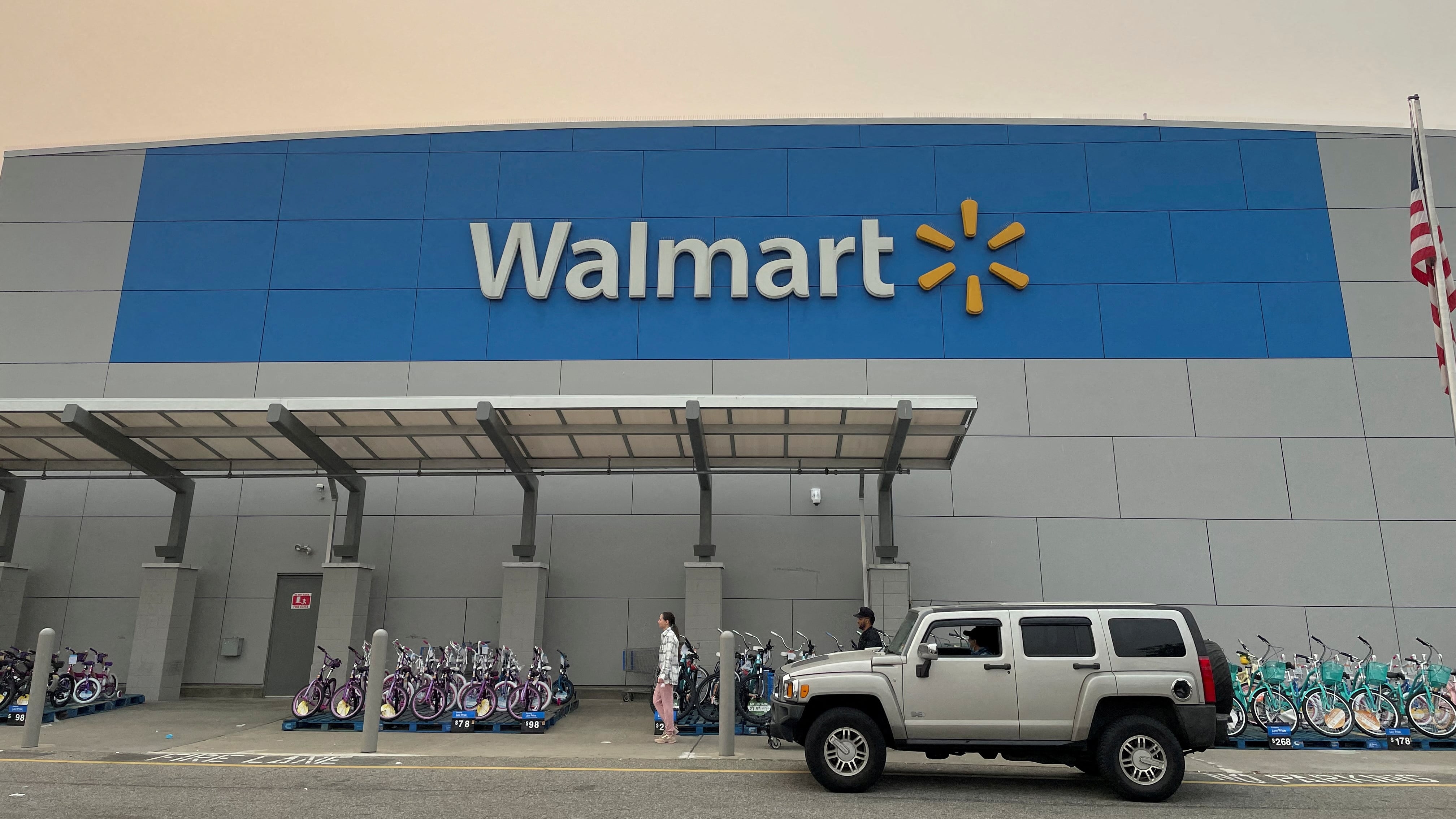 La actualización de Tap to Pay tendrá alcance nacional en Walmart, cuya red cubre a cerca del 90% de la población de Estados Unidos y forma parte de su estrategia de comercio electrónico y servicios financieros (REUTERS/Siddharth Cavale/File Photo)