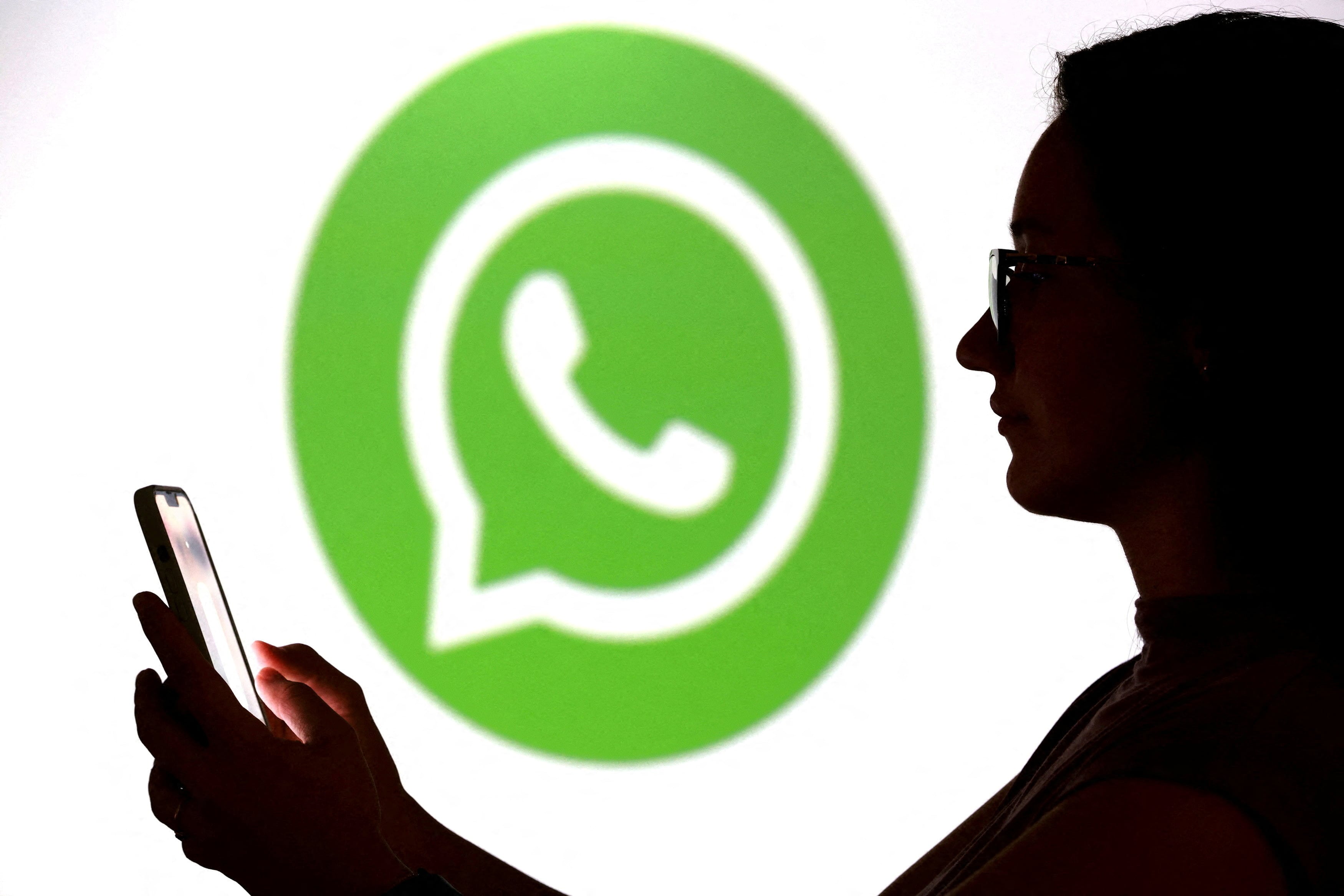 El cobro no recaerá sobre los usuarios que escriben a una empresa, sino sobre las compañías que utilizan la plataforma empresarial. (Foto: REUTERS/Dado Ruvic/Illustration/File Photo)