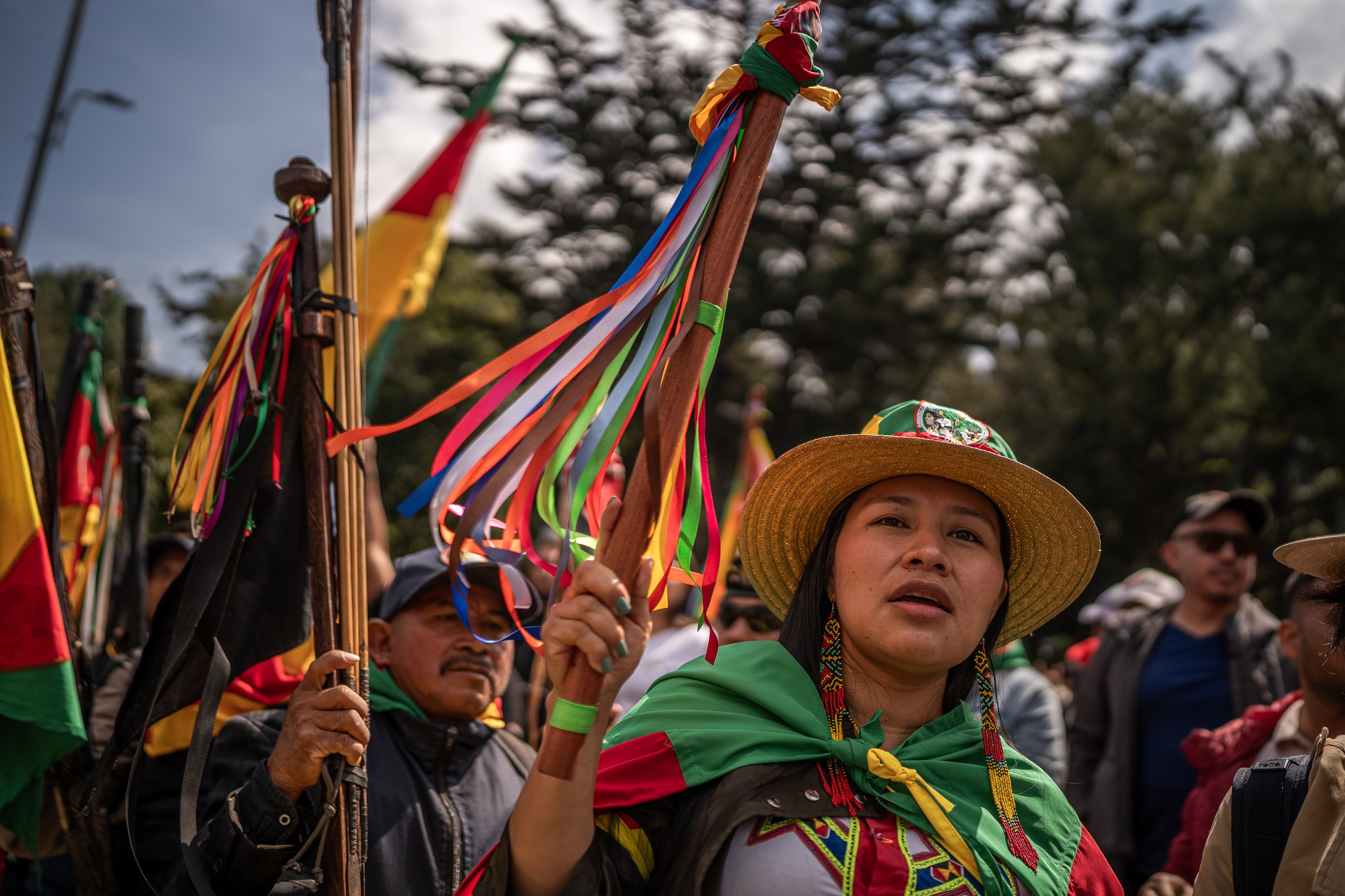 Miembros de la guardia indígena, en Bogotá, en 2025.