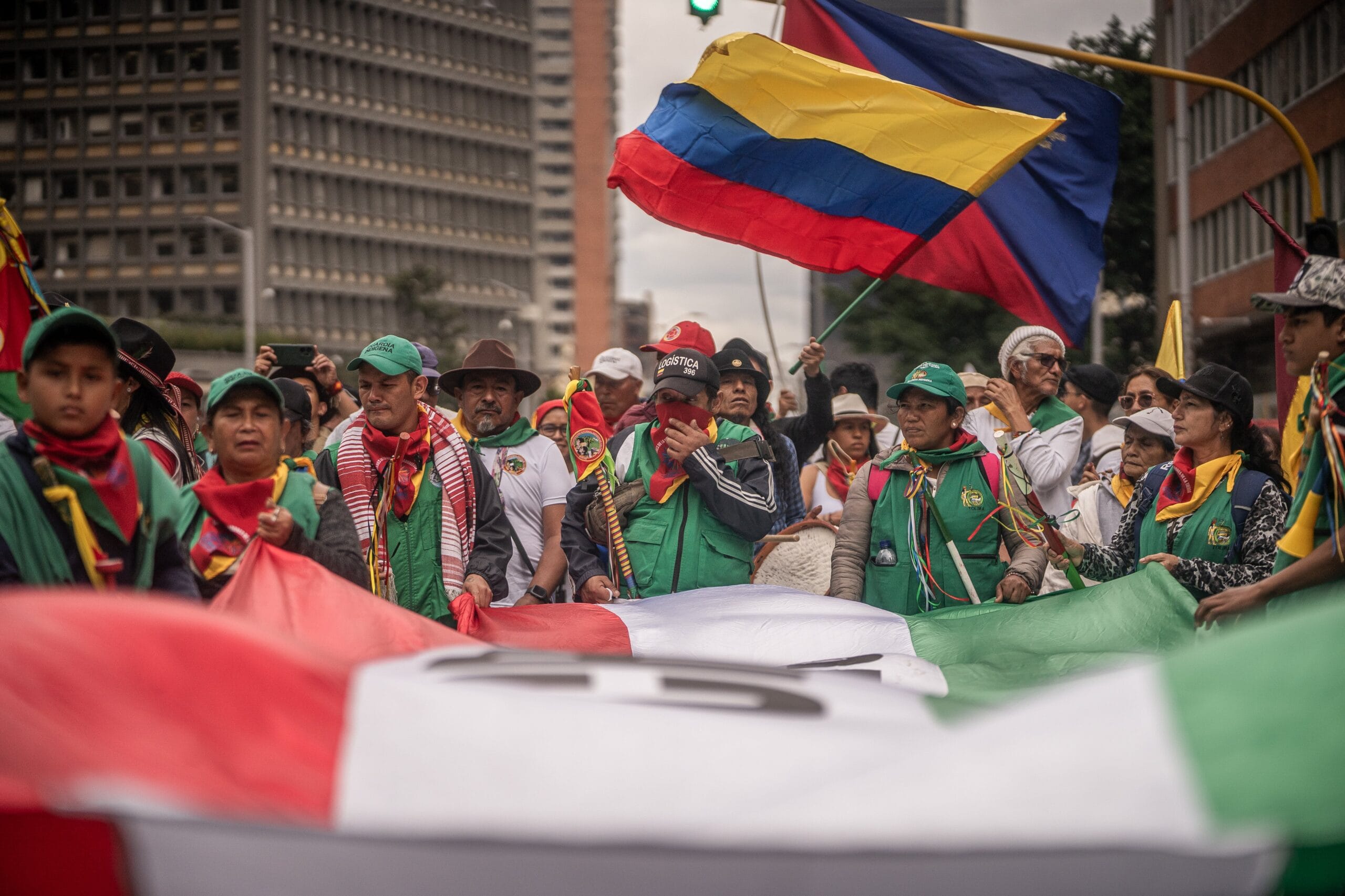 Miembros de la guardia indígena, en Bogotá, en 2025.