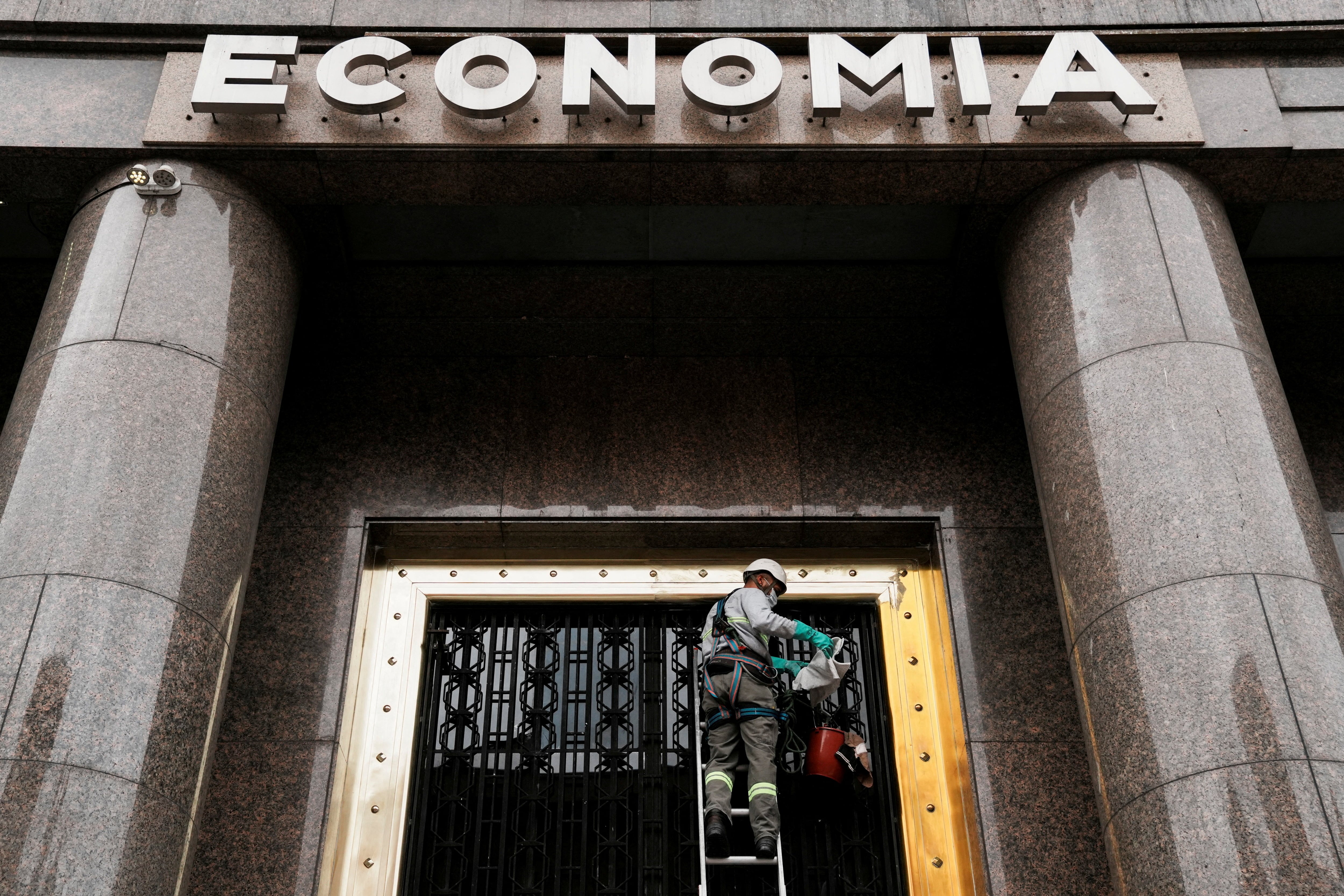 Las políticas económicas no solamente determinan cuánto se crece hoy, pueden determinar de qué lado del umbral estará la economía mañana (Foto: Reuters)
