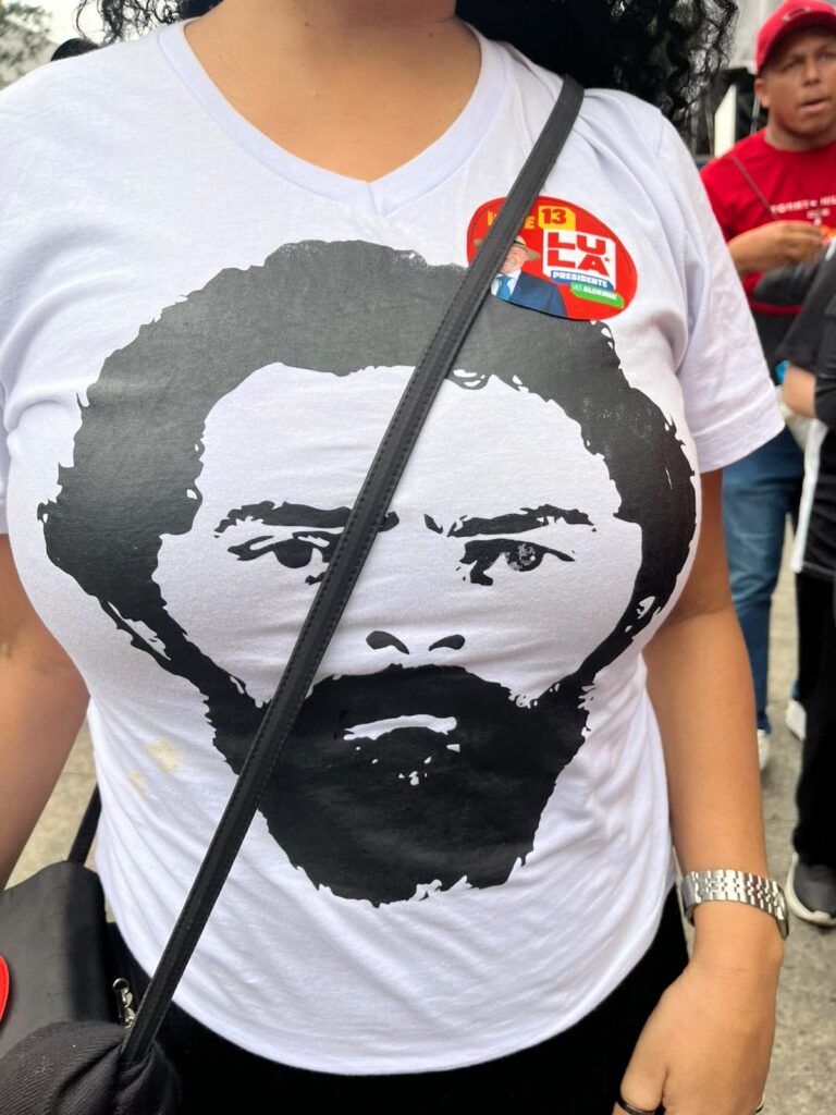 Lula saca a la calle una marea roja para emprender la remontada y ganar las elecciones