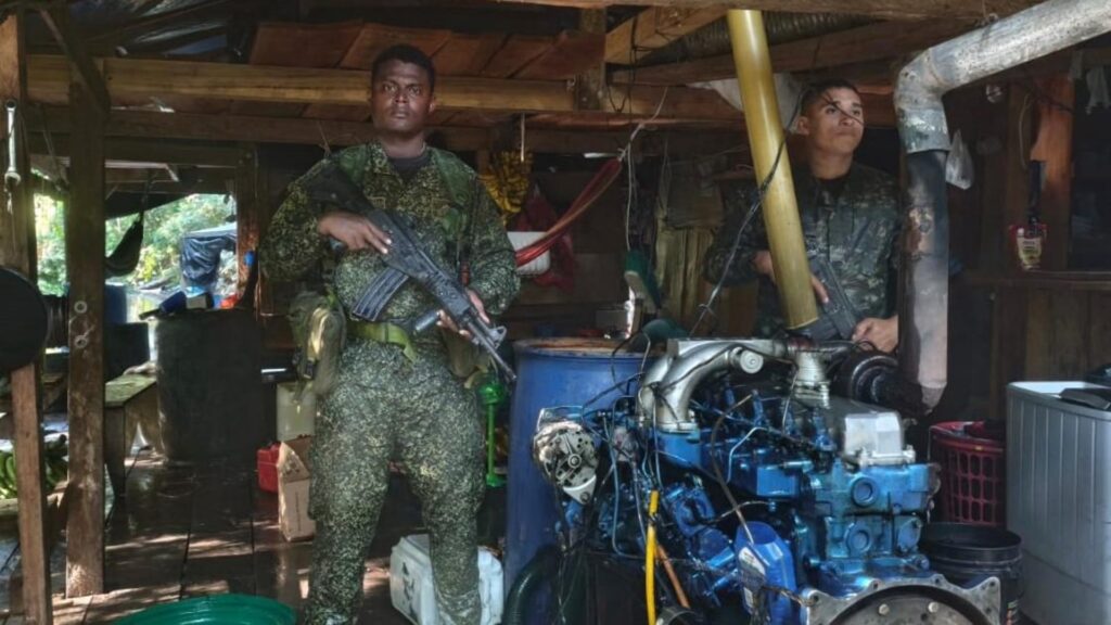 Armada inhabilitó siete dragas artesanales de minería ilegal en el río Caquetá, en la zona rural de Puerto Leguízamo - crédito prensa Armada de Colombia