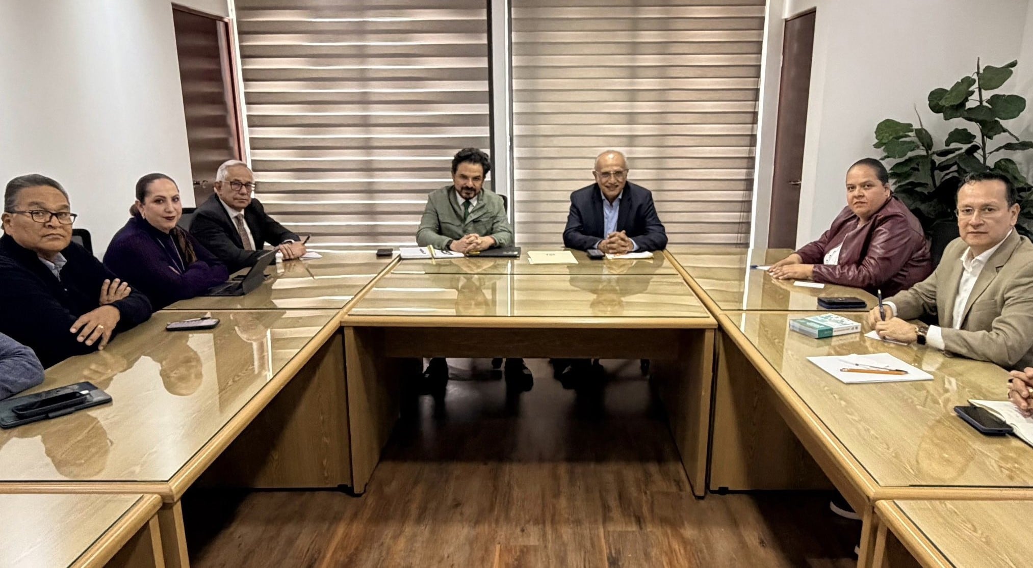 Gobierno federal y sindicato del IMSS instalan mesa para negociar aumento salarial. (Foto: X/@zoerobledo)