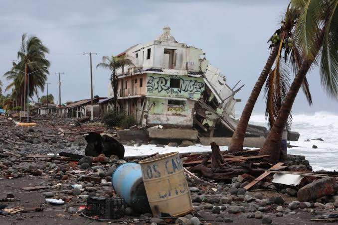Simon y Rachel dejan cinco muertos y daños graves en la costa pacífica mexicana