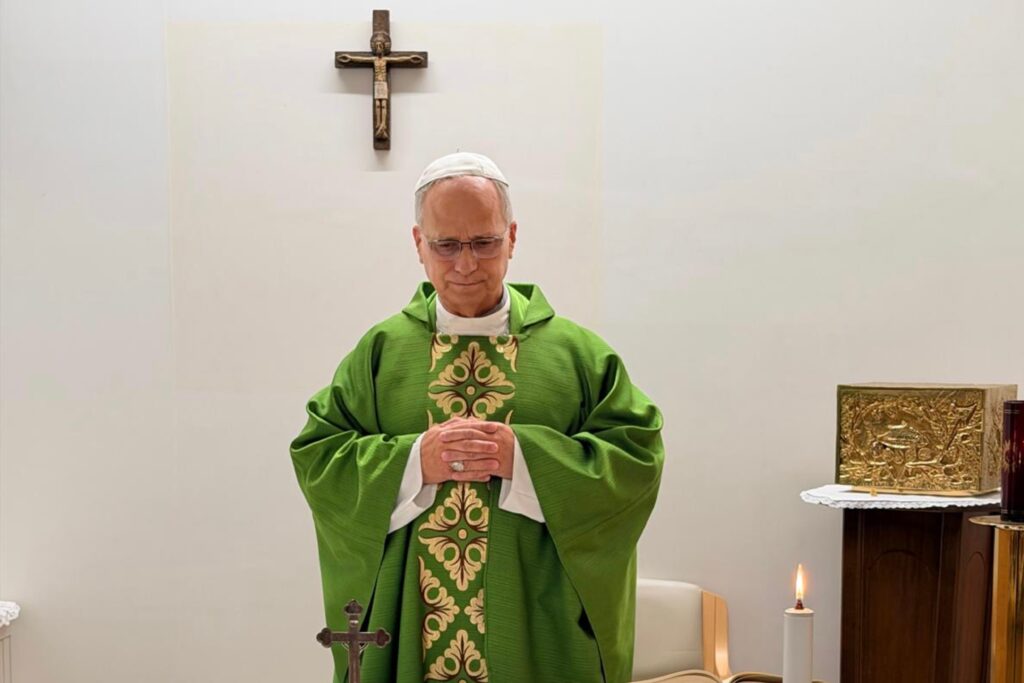 El Vaticano difunde las primeras imágenes del Papa tras su operación y confirma una “mejoría constante”