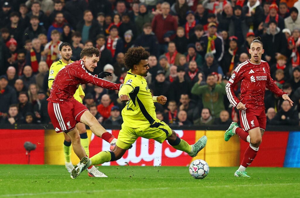 El Villarreal sale reforzado de Anfield pese a caer tras un frenético intercambio de golpes