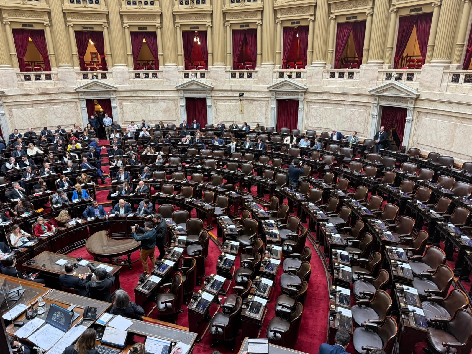 La Cámara de Diputados de Argentina celebra una sesión en el recinto para debatir la derogación del Decreto de Necesidad y Urgencia 70.