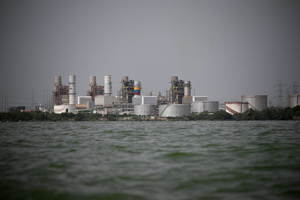 El petróleo y el temor a una burbuja de la IA dejan una semana de pérdidas en las Bolsas