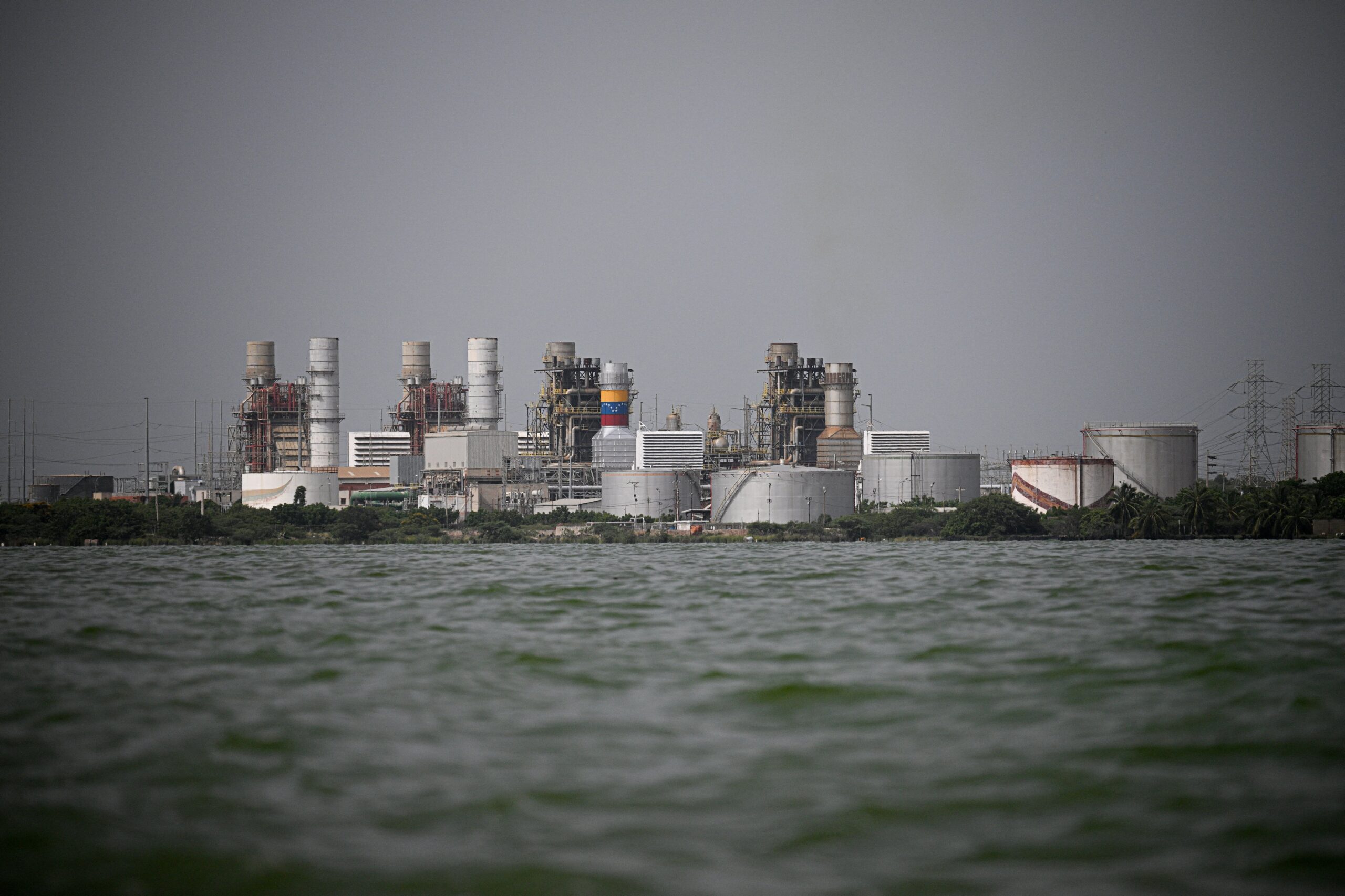 El petróleo y el temor a una burbuja de la IA dejan una semana de pérdidas en las Bolsas